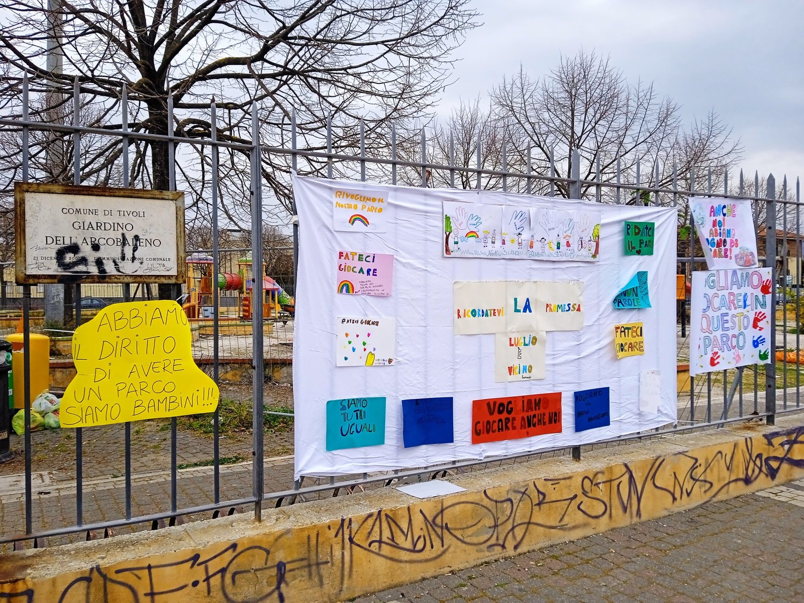 tivoli-terme-–-“fateci-giocare”:-cartelloni-colorati-e-disegni-per-il-parco-arcobaleno-–-tiburno-tv