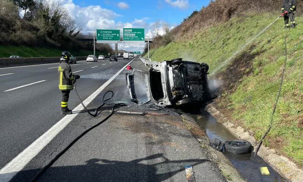 incidente-in-a1,-un’auto-esce-fuori-strada-e-prende-fuoco:-paura-per-il-conducente