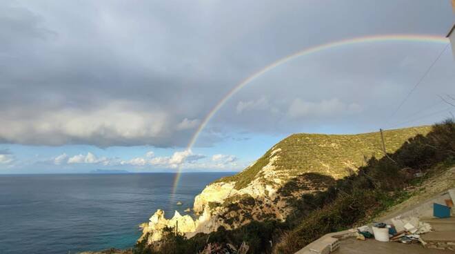 ponza-e-l'incanto-dell'arcobaleno-sul-mare-–-il-faro-online
