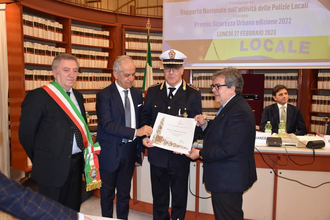 sgombero-allo-zodiaco,-il-ministro-premia-la-polizia-locale-di-anzio