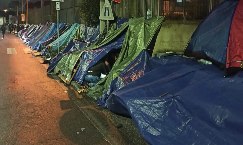 roma,-accampamento-abusivo-davanti-all’ufficio-immigrazione:-strada-occupata-dalla-tendopoli-(video)
