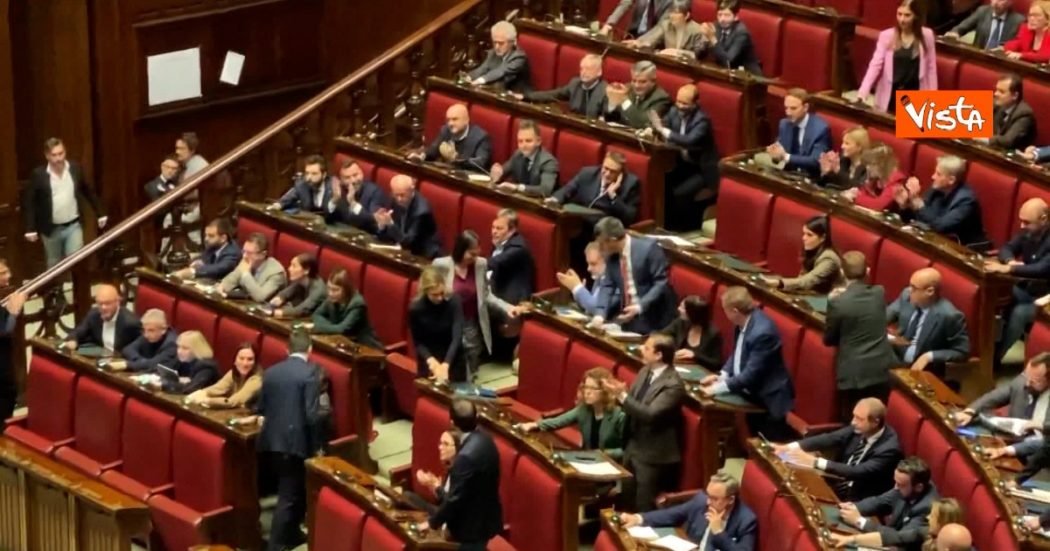 elly-schlein-entra-per-la-prima-volta-in-aula-da-segretaria-pd:-applauso-da-alcuni-parlamentari-–-video-–-il-fatto-quotidiano