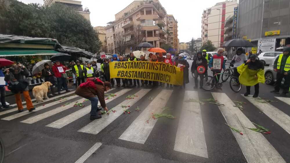 tulipani-rossi-sulle-strisce-pedonali-per-ricordare-il-fioraio-investito-e-ucciso-a-roma-•-terzo-binario-news