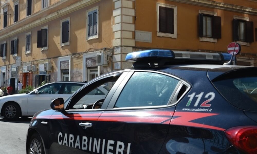 «ora-distruggo-tutto»:-ubriaco-e-drogato-danneggia-la-stanza-dell’hotel,-poi-si-scaglia-contro-i-carabinieri