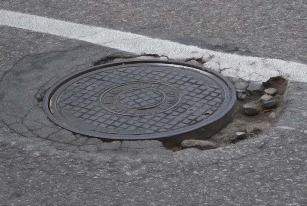 tombino-sconnesso-in-via-ala-a-nettuno,-la-protesta-inascoltata-di-un-cittadino