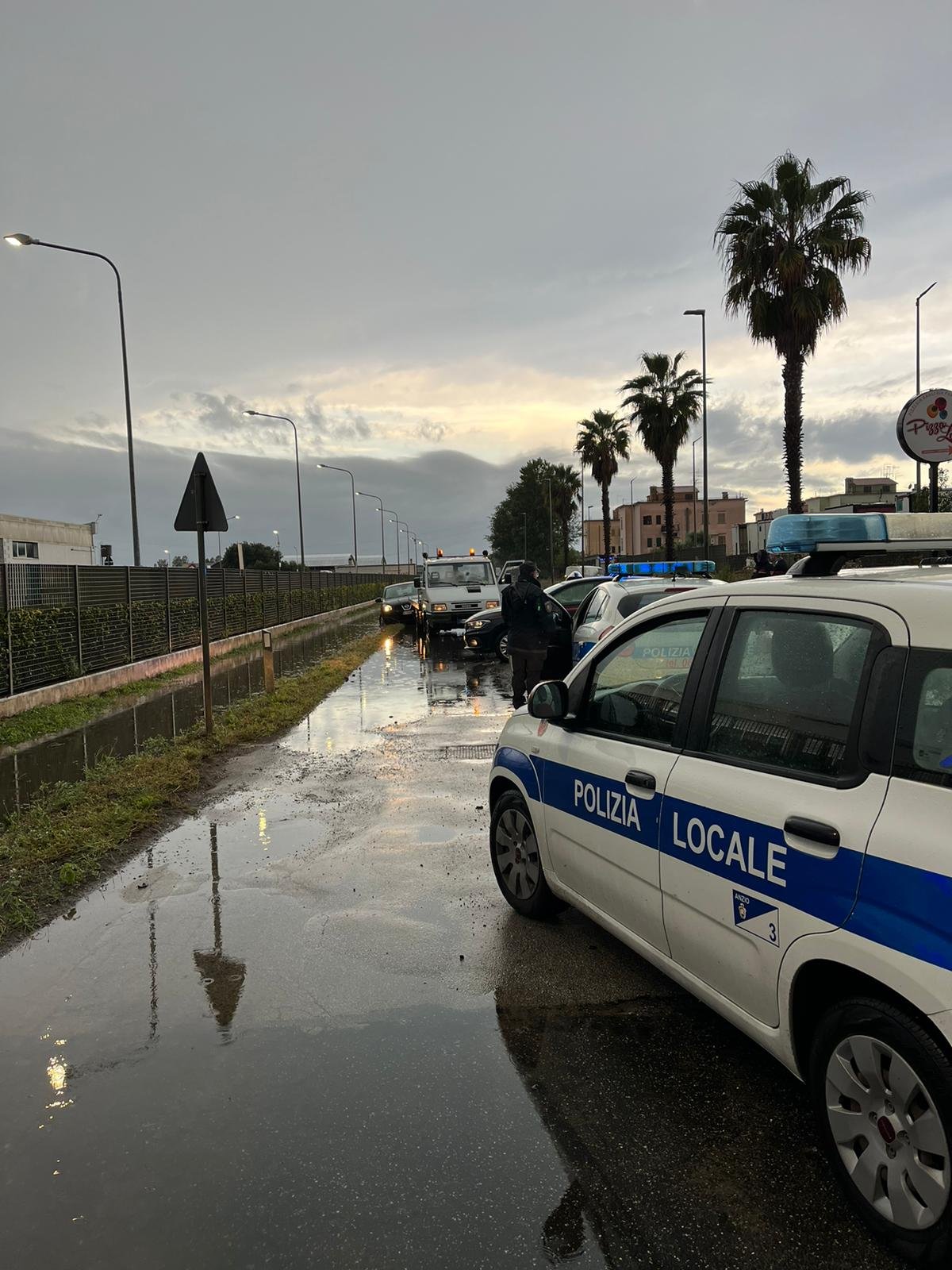 incidente-su-via-fanciulla-d’anzio,-scontro-tra-auto-e-moto:-ferita-una-donna