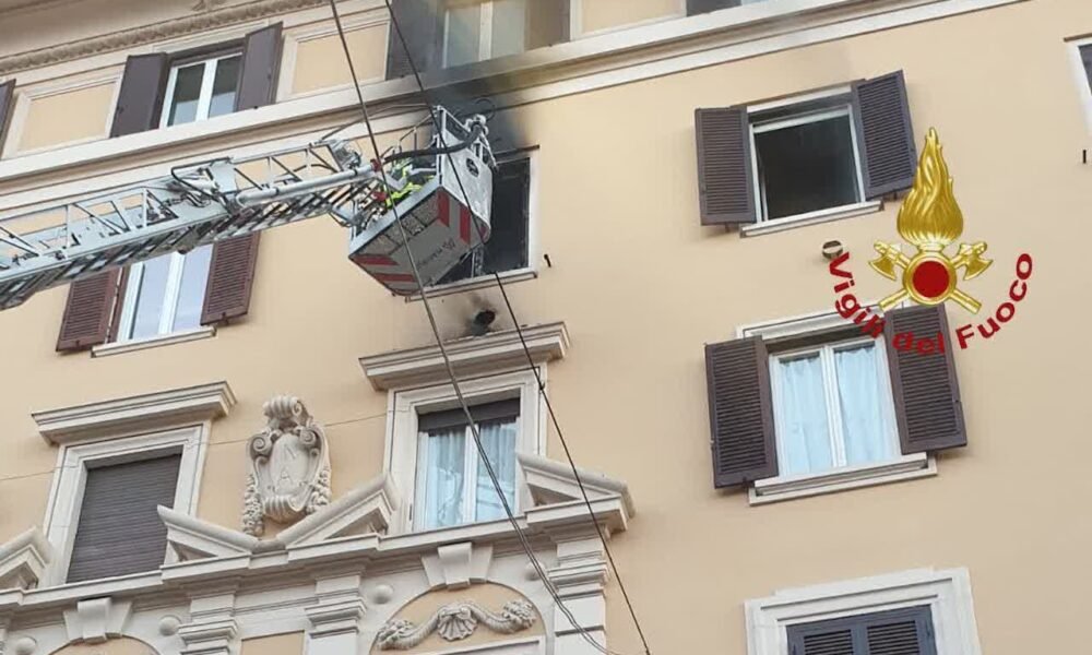 incendio-in-un-appartamento-a-roma:-distrutta-la-cucina,-fumo-e-fiamme-dalla-finestra-(foto-e-video)