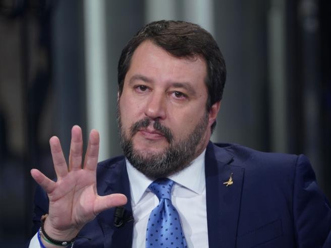 stop-sigarette-elettroniche,-salvini-attacca-il-'collega'-orazio-schillaci