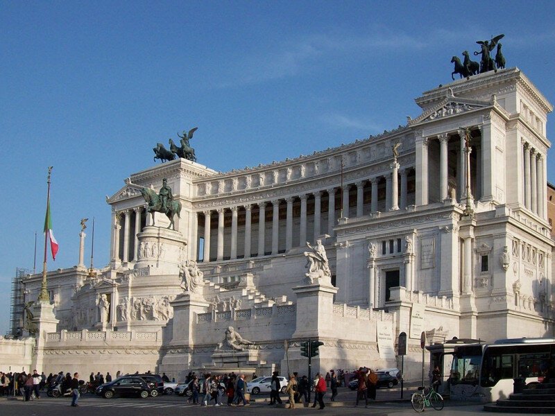 party-mascherato-al-vittoriano:-schiamazzi-e-incredulita-davanti-al-monumento