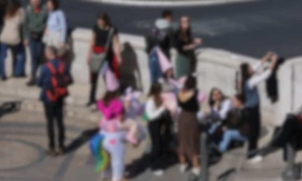 piazza-venezia-‘ostaggio’-di-turiste-spagnole:-schiamazzi,-canti-e-balli-per-l’addio-al-nubilato