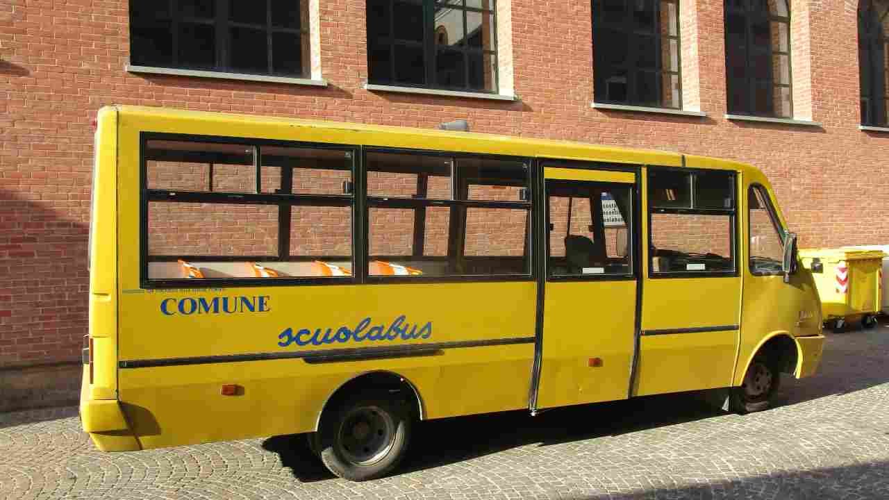 bimbo-di-18-mesi-investito-dallo-scuolabus-|-dramma-in-italia