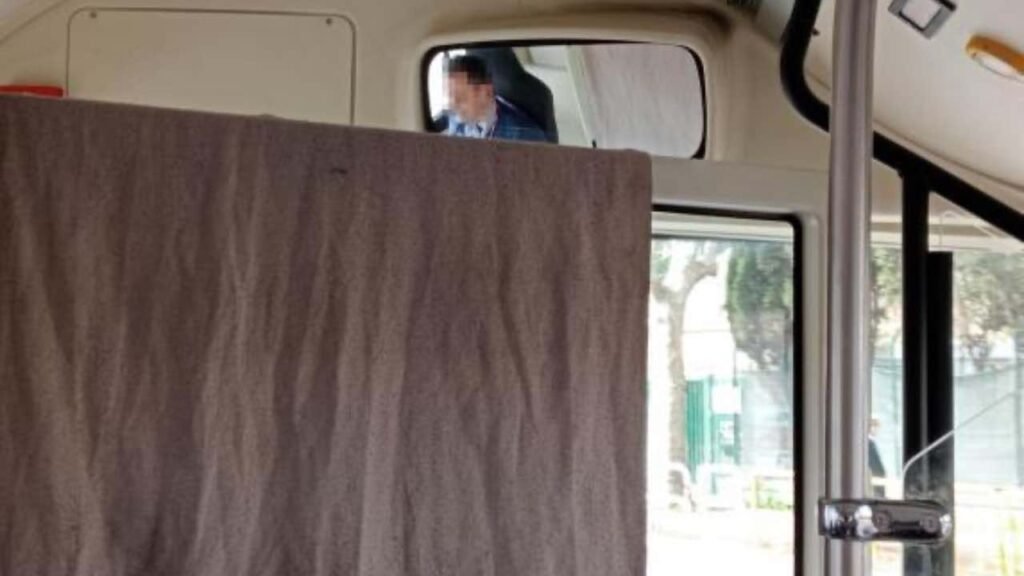 roma,-autista-atac-si-nasconde-con-una-coperta-mentre-utilizza-telefono:-licenziato