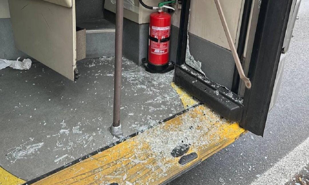 roma:-prima-litiga-con-i-passeggeri-nel-bus,-poi-sfonda-la-porta