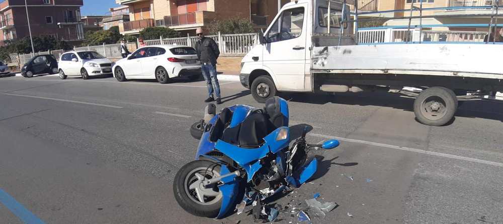 grave-incidente-a-torvaianica,-scooter-centra-un’auto:-59enne-‘vola’-e-perde-il-casco,-interviene-l’eliambulanza-(foto)