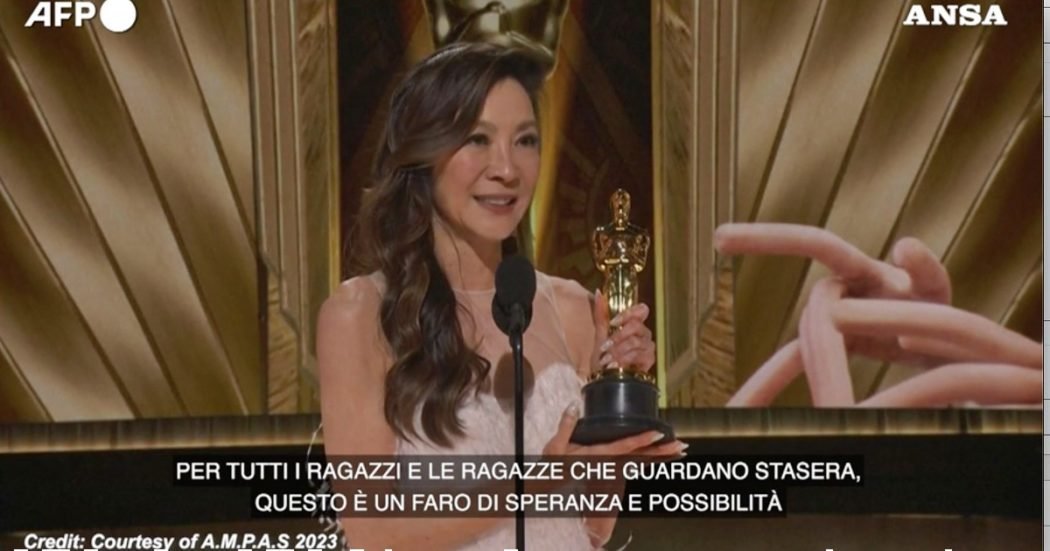 oscar-2023,-michelle-yeoh-migliore-attrice-protagonista:-“a-tutte-le-donne,-non-lasciate-che-vi-dicano-che-avete-superato-il-limite.-non-mollate”-–-il-fatto-quotidiano