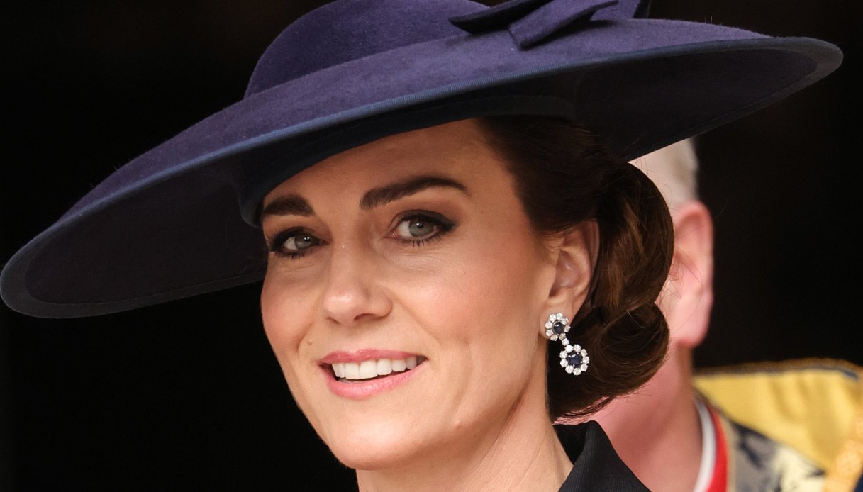 kate-middleton,-look-effetto-corsetto-da-3.570-euro-e-colpo-di-vento-birichino