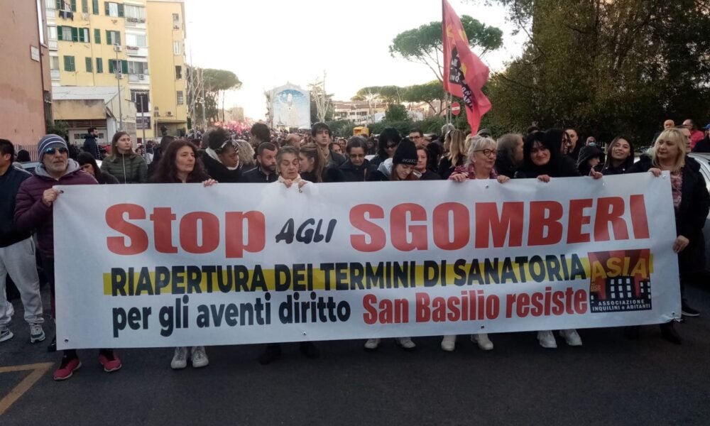 roma,-a-san-basilio-sfila-il-corteo-per-il-diritto-alla-casa:-”la-citta-ha-bisogno-di-case-pubbliche-ad-affitti-popolari”