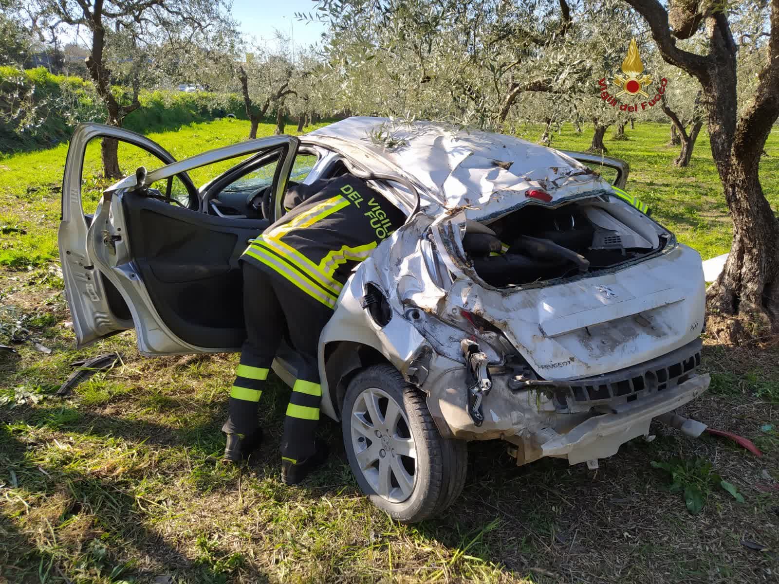 incidente-a-capena-4-persone-in-codice-rosso.-macchine-sbalzate-fuori-dalla-corsia