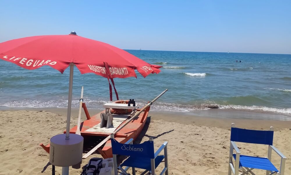 rincari,-salgono-i-prezzi-di-lettini-e-ombrelloni-sul-litorale-romano:-“aumenti-fino-al-20%” 