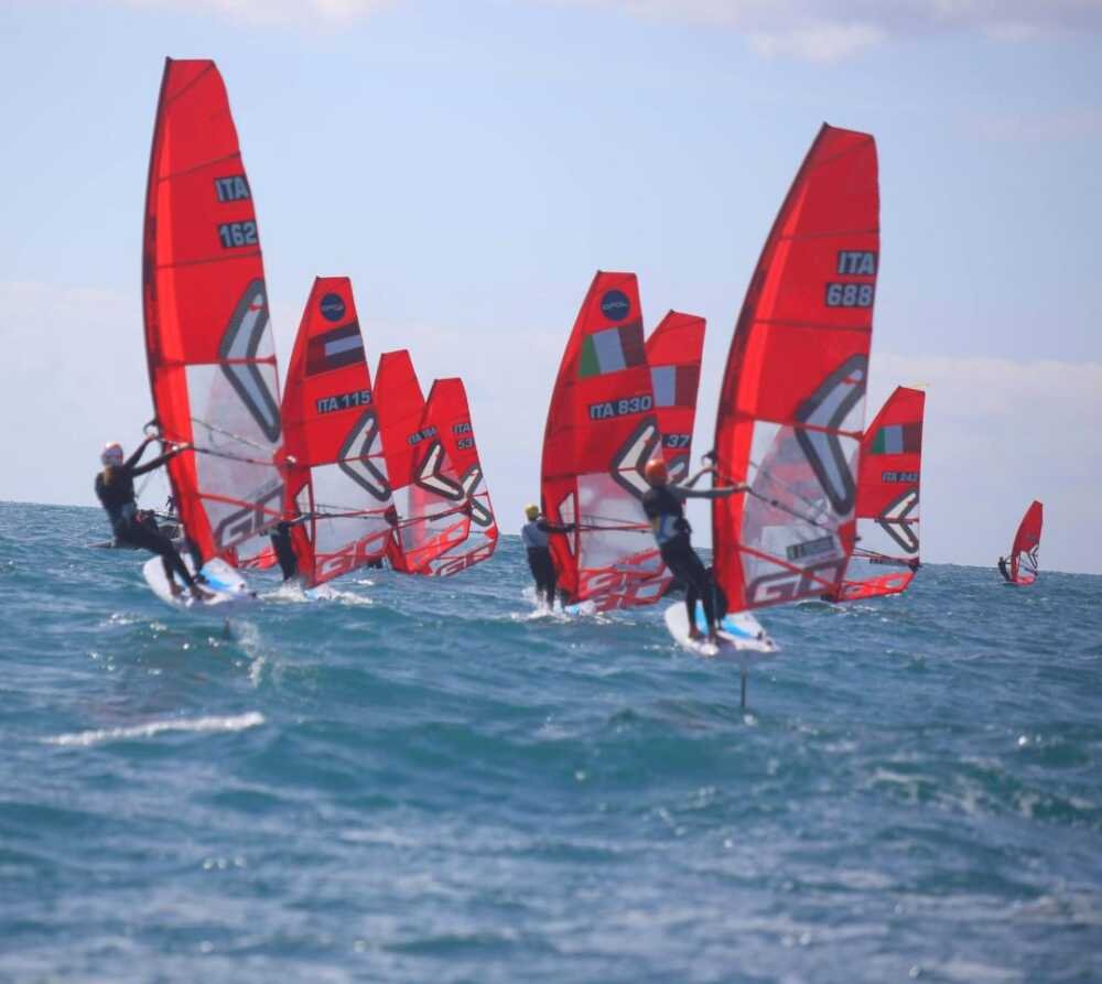 windsurf,-alla-lni-civitavecchia-prima-regata-zonale-iq-foil-•-terzo-binario-news