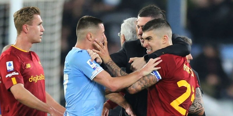 lazio-roma-1-0,-tutto-sulla-rissa-finale:-urla,-insulti-e-scontro-lotito-mou