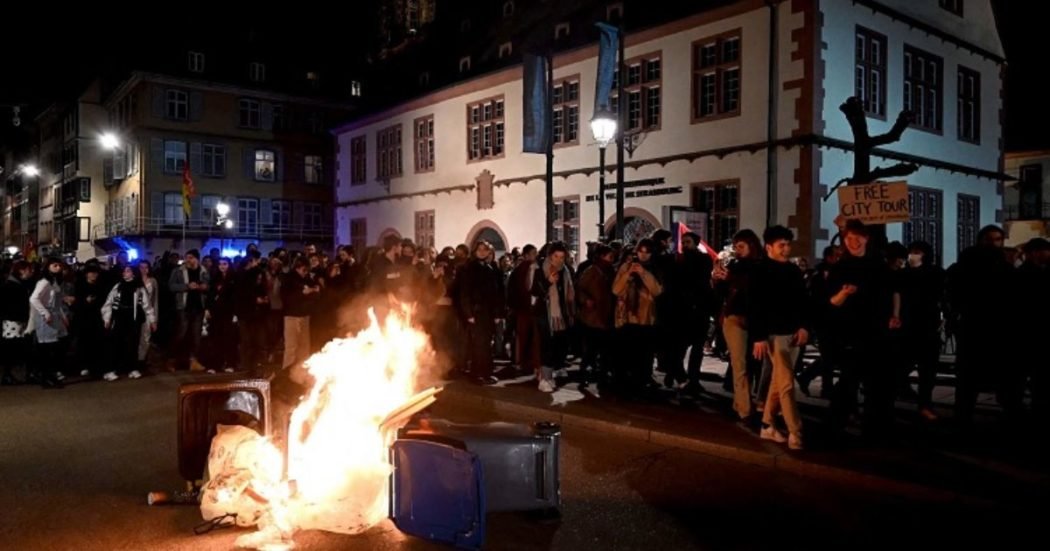 francia,-proteste-in-tutto-il-paese-dopo-lo-stop-alla-sfiducia-sulle-pensioni:-a-parigi-tensioni-con-i-manifestanti-e-cassonetti-in-fiamme-–-il-fatto-quotidiano