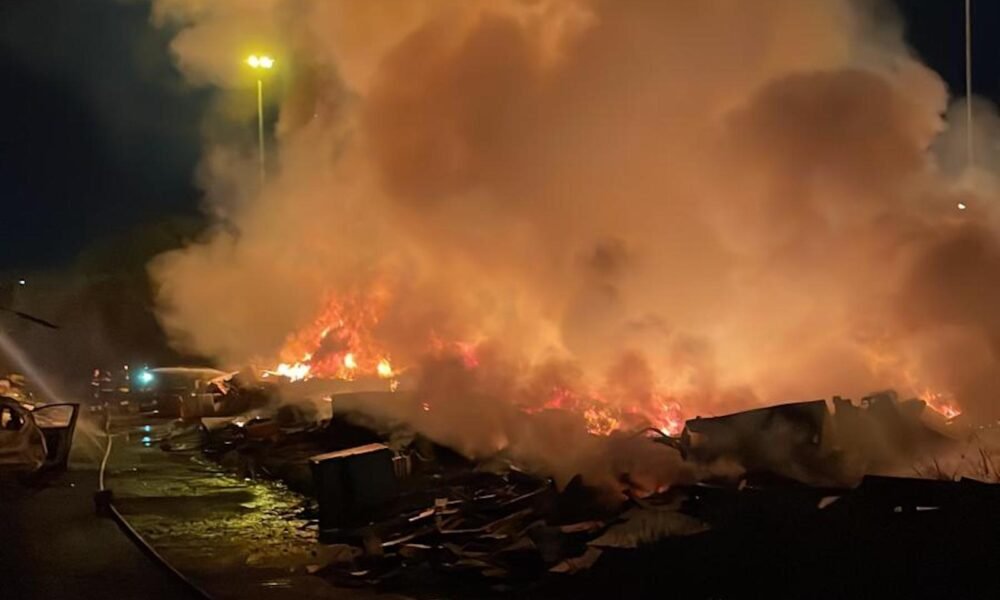 roma,-violento-incendio-nella-discarica-di-rifiuti:-enorme-colonna-di-fumo,-chiuso-viale-togliatti-(foto)