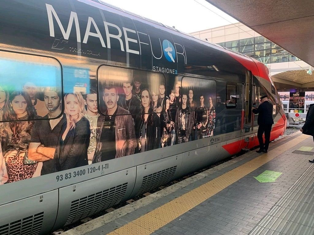 roma-–-mare-fuori-3,-stamattina-il-cast-sul-binario-alla-stazione-termini-–-tiburno-tv