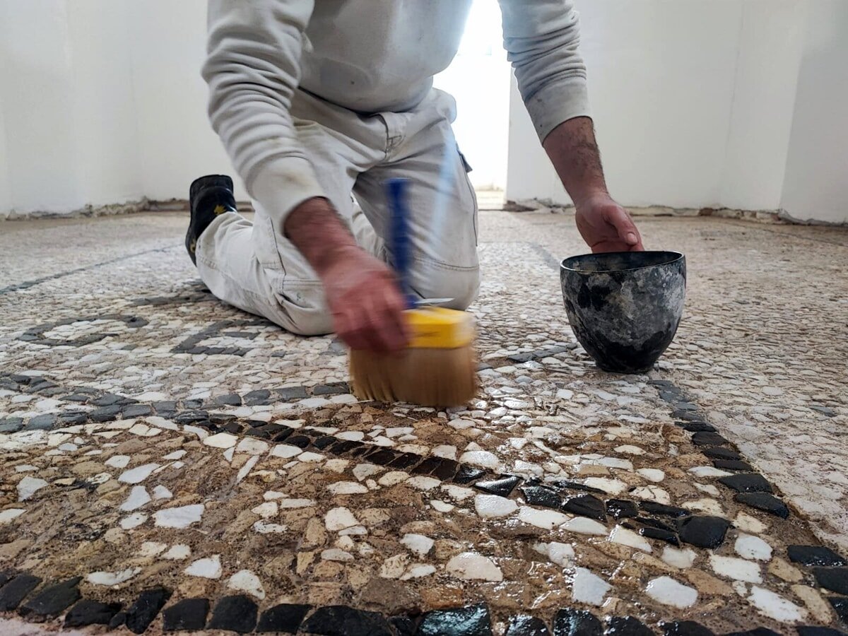 in-corso-il-restauro-del-misterioso-mosaico-pavimentale-rinvenuto-a-cisterna