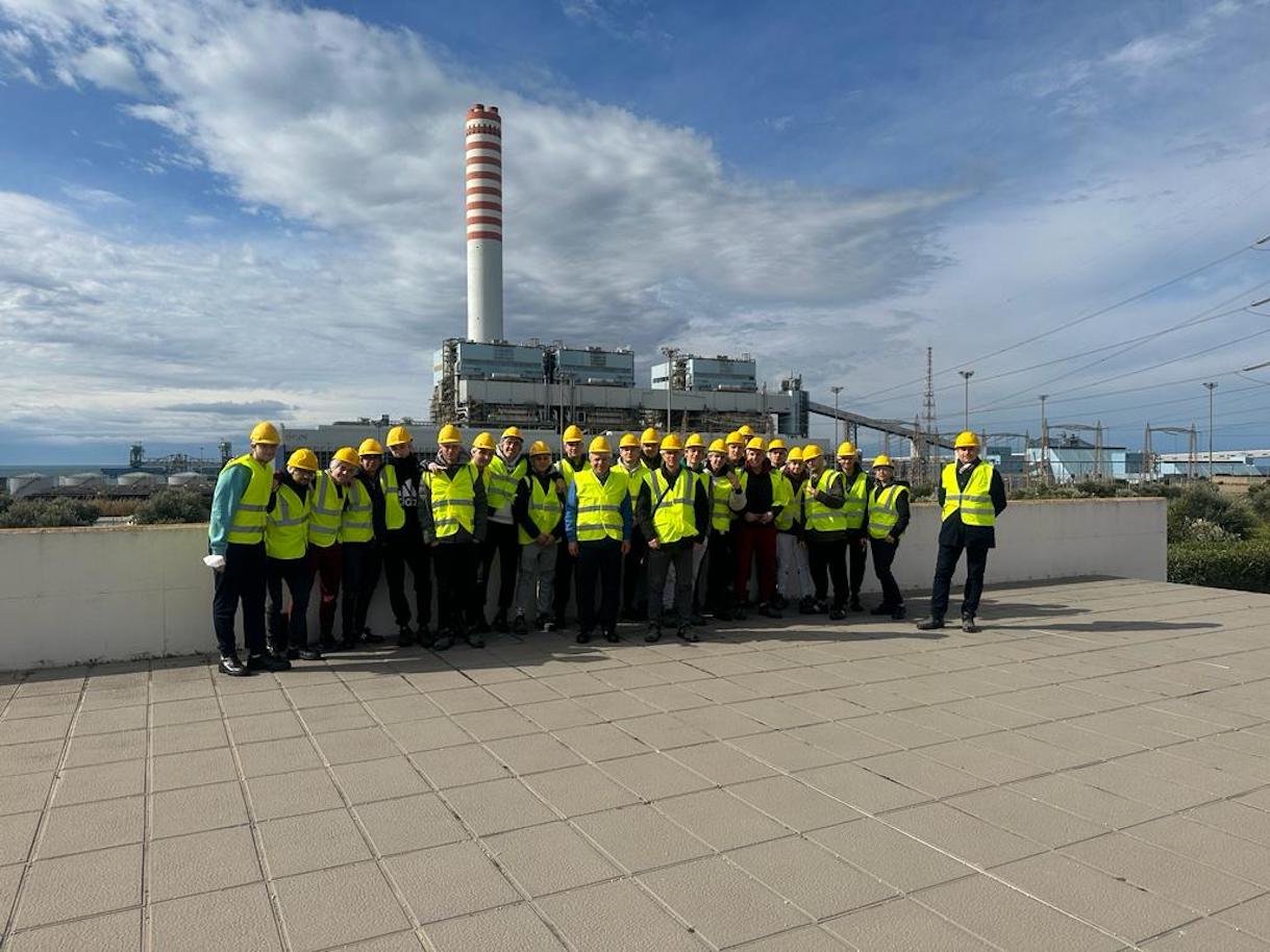 gli-studenti-dell'itis-di-nettuno-in-visita-alla-centrale-enel-a-carbone-di-torrevaldaliga