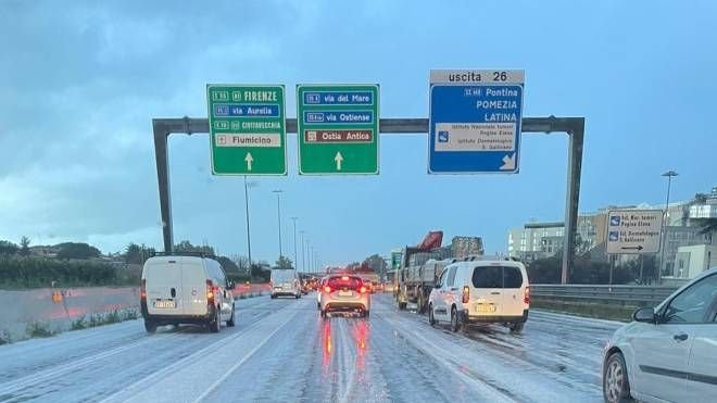 grandinata-a-roma-e-sulla-pontina,-strade-imbiancate-e-disagi-sul-traffico