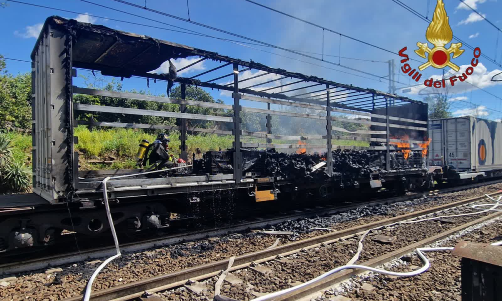 incendio-vagoni-merci-a-roma,-800-pendolari-bloccati-a-campoleone-(video)