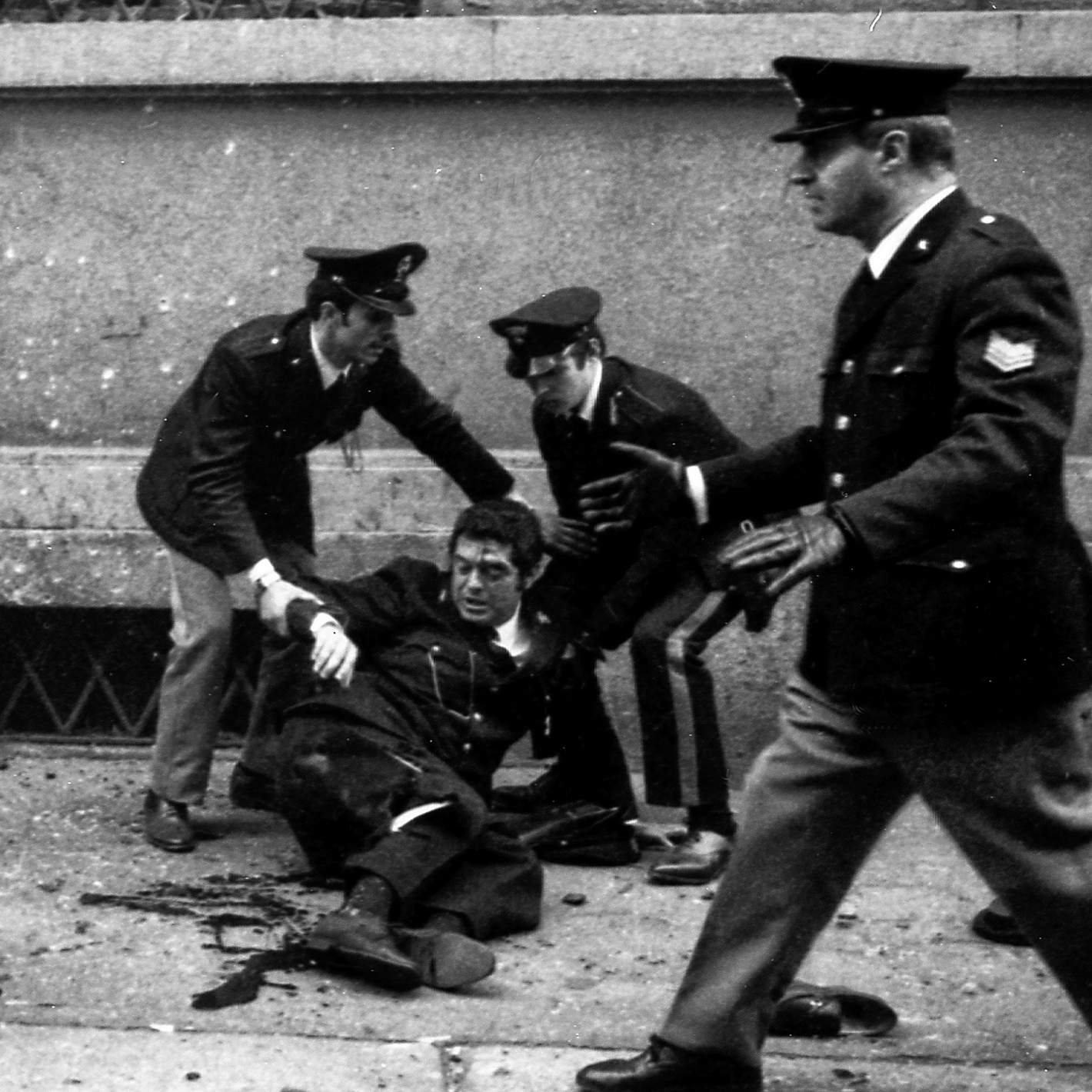 la-polizia-porta-a-nettuno-la-mostra-fotografica-degli-ultimi-75-anni-d'italia