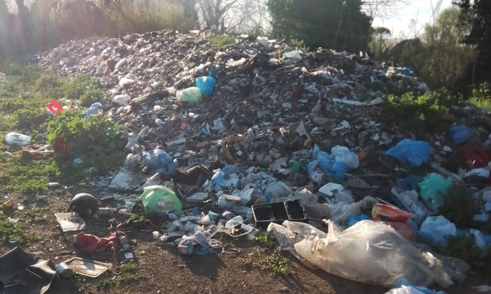 roma,-scoperta-discarica-abusiva-a-un-passo-dai-parioli:-400-tonnellate-di-rifiuti-in-via-del-foro-italico-(foto)