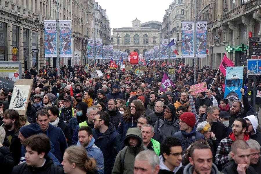 perche-in-francia-e-israele-si-scende-in-piazza-e-da-noi-no