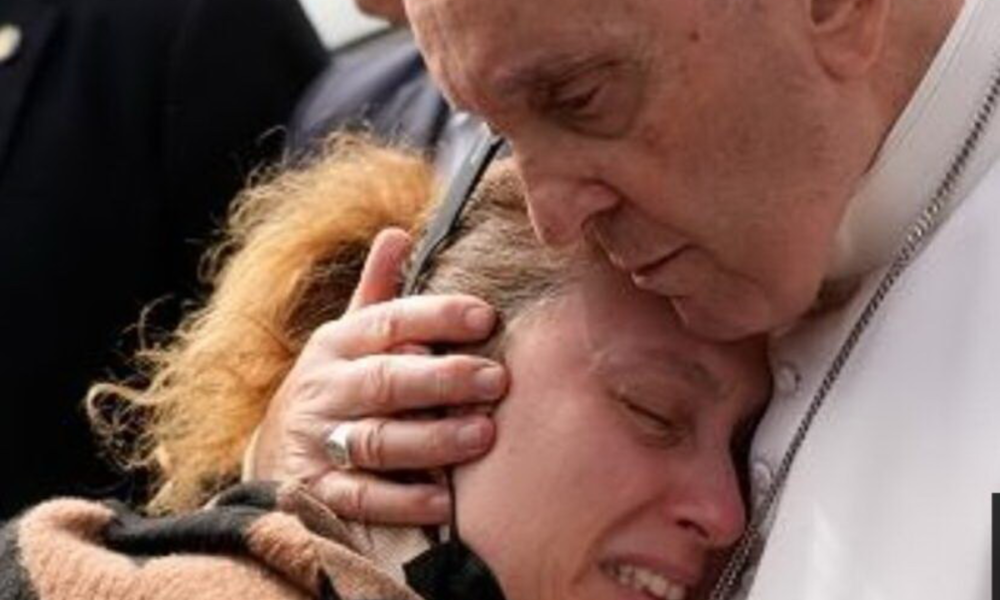 il-papa-conforta-con-un-abbraccio-serena,-la-mamma-che-ha-appena-perso-la-sua-piccola-angelica