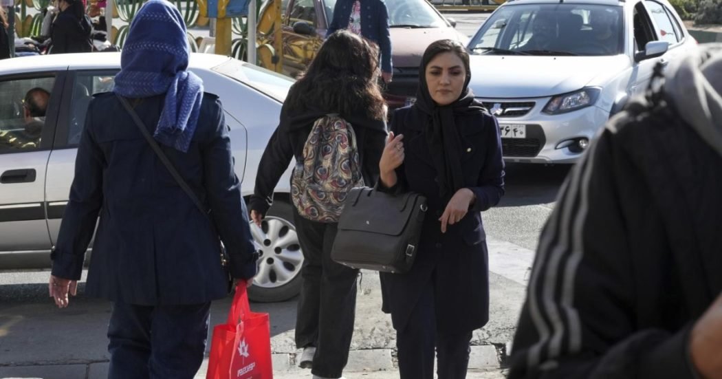 iran,-per-le-studentesse-ora-e-obbligatorio-indossare-il-velo-islamico.-e-proseguono-i-casi-di-ragazze-intossicate-a-scuola